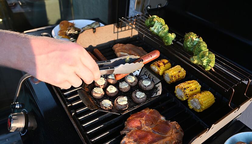 Entscheidend für die Klimabilanz beim Grillen ist weniger das verwendete Gerät - sondern das, was auf den Rost kommt. Entscheidend für die Klimabilanz beim Grillen ist weniger das verwendete Gerät - sondern das, was auf den Rost kommt.