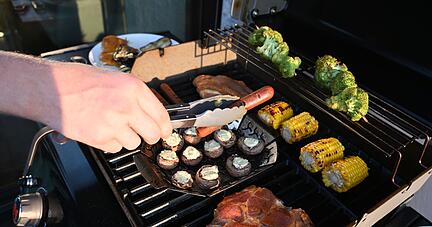 Entscheidend für die Klimabilanz beim Grillen ist weniger das verwendete Gerät - sondern das, was auf den Rost kommt. Entscheidend für die Klimabilanz beim Grillen ist weniger das verwendete Gerät - sondern das, was auf den Rost kommt.