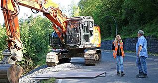 Die Bergstraße verbindet die beiden Teile Krautheims. Derzeit ist hier aber eine Vollsperrung, die Böschung wird nach einem Hangrutsch im vergangenen Jahr saniert. Projektleiterin Catharina Baier und Bauleiter Uwe Hergenröther besprechen sich vor Ort. Die Bergstraße verbindet die beiden Teile Krautheims. Derzeit ist hier aber eine Vollsperrung, die Böschung wird nach einem Hangrutsch im vergangenen Jahr saniert. Projektleiterin Catharina Baier und Bauleiter Uwe Hergenröther besprechen sich vor Ort.