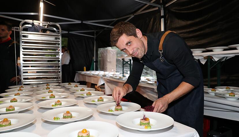 Koch Mario Lutz gab einen Vorgeschmack auf die K&uuml;che des Parkhotels.