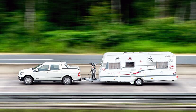Long Vehicle: Auch wenn das Gespann nicht ganz so lang ist wie auf diesem Foto, sind h&ouml;chste Aufmerksamkeit und vorausschauendes Fahren gefragt - immer.