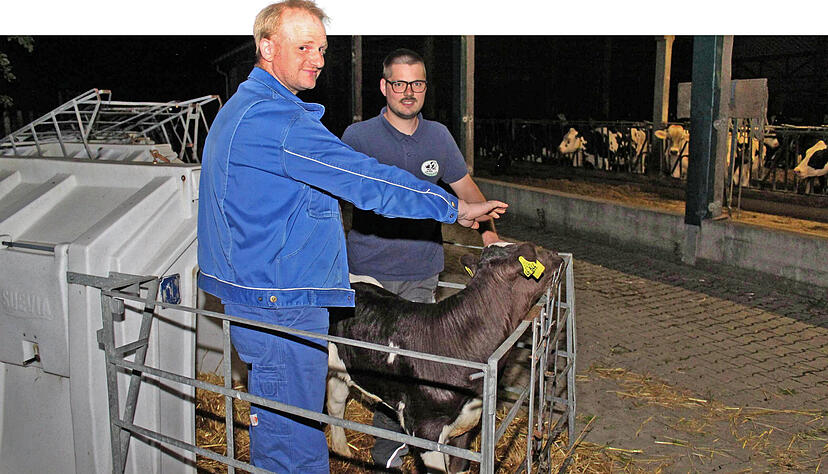 Simon Schechter (links) und Philipp Schechter, Landwirte in Ittlingen, betreiben in den Forlenhöfen Milchviehhaltung. Simon Schechter (links) und Philipp Schechter, Landwirte in Ittlingen, betreiben in den Forlenhöfen Milchviehhaltung.