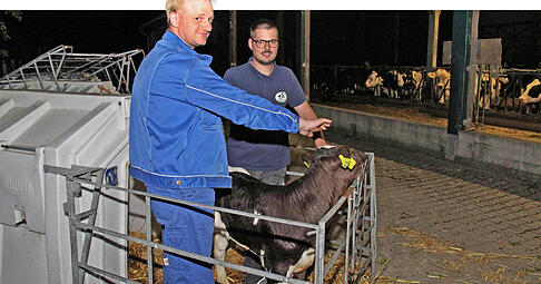 Simon Schechter (links) und Philipp Schechter, Landwirte in Ittlingen, betreiben in den Forlenhöfen Milchviehhaltung. Simon Schechter (links) und Philipp Schechter, Landwirte in Ittlingen, betreiben in den Forlenhöfen Milchviehhaltung.