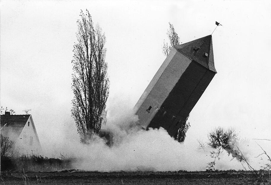 Der 1951 erbaute Wasserturm wurde 1972 gesprengt. Durch die Eingemeindung ist Klingenberg an das Heilbronner Wassernetz angeschlossen, der Turm wurde nicht mehr gebraucht.