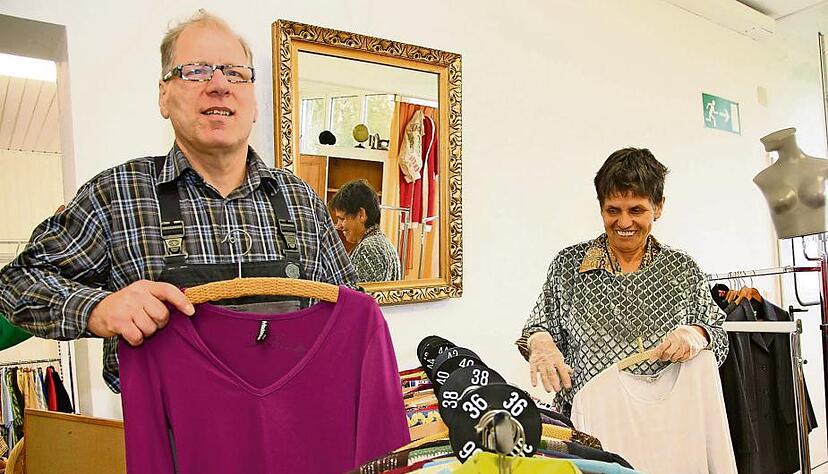 Klaus Schirmer (52) und Doris Peter (60) arbeiten seit Jahren in der Stern-Boutique und bringen ihre F&auml;higkeiten beim Leeren des Sammelcontainers, Sortieren und Aufh&auml;ngen der Kleiderspenden ein. Fotos: Katharina Freundorfer