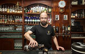 Daniel Münzer hat den Pub vor drei Jahren als Pächter übernommen. Der 33-Jährige freut sich über die Erfahrung, selbstständig zu sein.