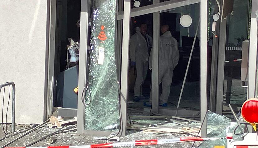 Geldautomaten-Sprengung in Schwaigern: Nach ersten Polizeiangaben ist ein hoher Schaden zu erwarten. Geldautomaten-Sprengung in Schwaigern: Nach ersten Polizeiangaben ist ein hoher Schaden zu erwarten.
