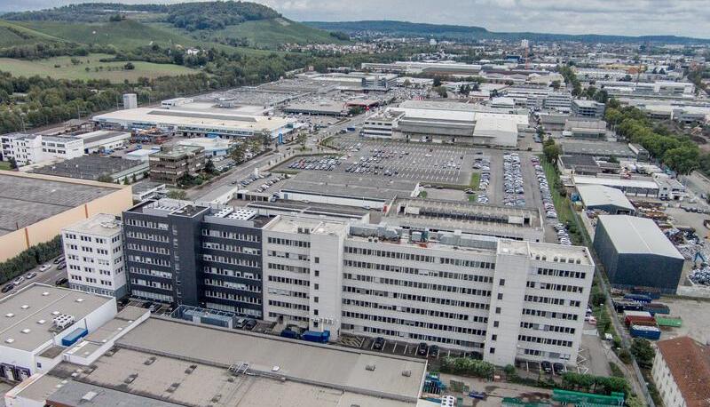 In der Lidl-Deutschlandzentrale (schwarz-wei&szlig;es Geb&auml;ude im Vordergrund) arbeiten 1000 Angestellte in einem gemieteten Geb&auml;ude.
Foto: Manuel Maier