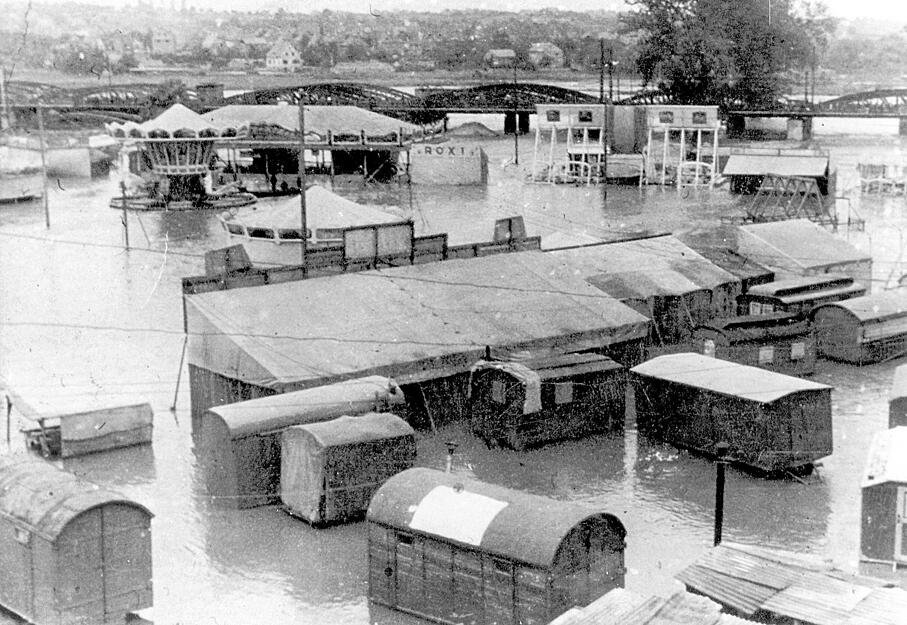 Die undatierte Aufnahme zeigt die Heilbronner Theresienwiese. Das große Hochwasser überflutet die Festwiese. Die undatierte Aufnahme zeigt die Heilbronner Theresienwiese. Das große Hochwasser überflutet die Festwiese.