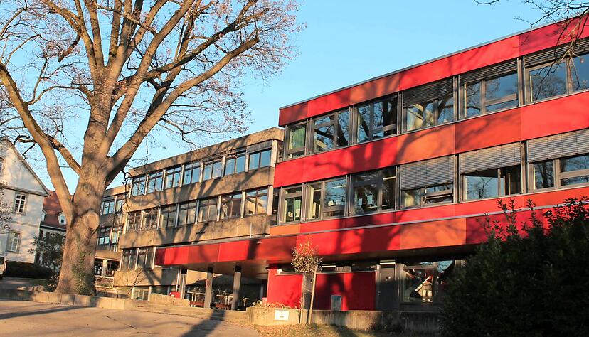 Die vor Jahren begonnene Sanierung des C-Baus soll nun schleunigst fortgesetzt werden. Grund ist die PCB-Belastung der Raumluft in dem Gebäudeteil aus den Siebzigerjahren. 
Foto: Peter Hohl Die vor Jahren begonnene Sanierung des C-Baus soll nun schleunigst fortgesetzt werden. Grund ist die PCB-Belastung der Raumluft in dem Gebäudeteil aus den Siebzigerjahren. 
Foto: Peter Hohl