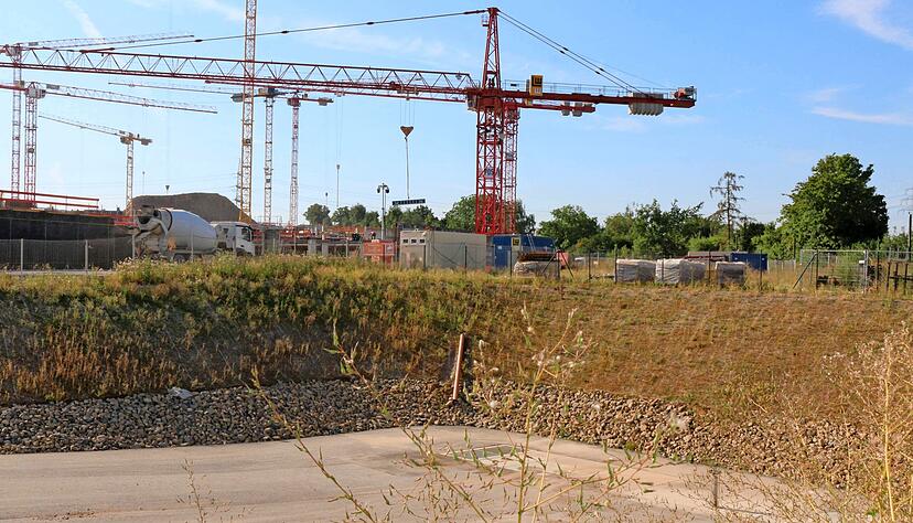 Das ist nur ein Provisorium: Dieses Pufferbecken am Fu&szlig;e des Schwarz IT-Campus mit einem Fassungsverm&ouml;gen von 1000 Kubikmetern wird zur&uuml;ckgebaut, sobald das neue Regen&uuml;berlaufbecken an den Start geht.
Foto: Ute Pl&uuml;ckthun