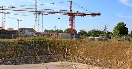 Das ist nur ein Provisorium: Dieses Pufferbecken am Fuße des Schwarz IT-Campus mit einem Fassungsvermögen von 1000 Kubikmetern wird zurückgebaut, sobald das neue Regenüberlaufbecken an den Start geht.
Foto: Ute Plückthun