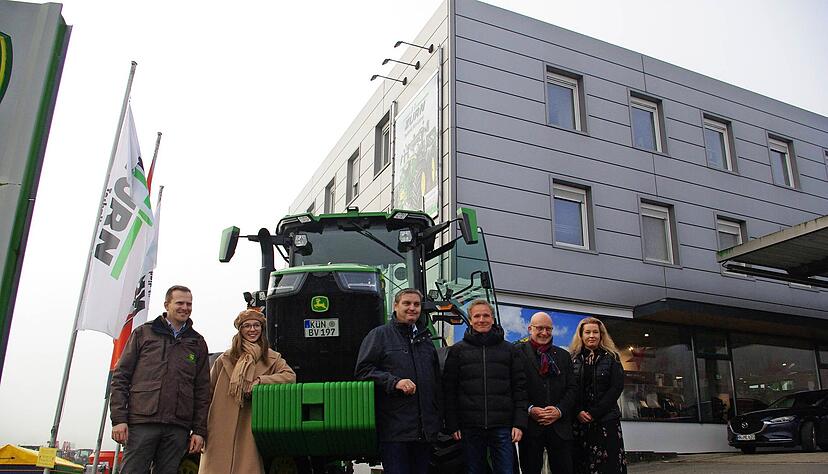 Rolf Z&uuml;rn (Dritter von rechts) mit seinem F&uuml;hrungsteam vor der Firmenzentrale in Sch&ouml;ntal-Westernhausen.
Foto: Heiko Fritze