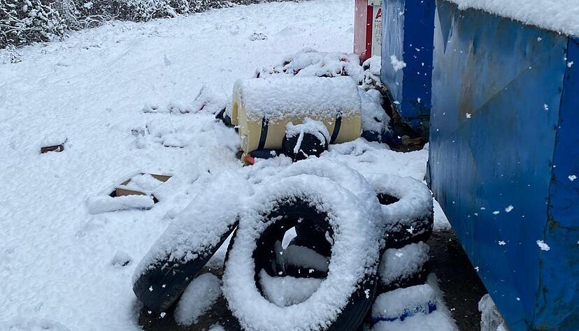 Eigentlich sind die acht Container an der Dieselstra&szlig;e ausschlie&szlig;lich f&uuml;r Altpapier, Dosen, Glas und Altkleider vorgesehen. Darauf weisen deutliche Schilder hin. Dennoch lagen Anfang vergangener Woche daneben M&ouml;bel, Pakete, Teppiche und sogar Autoreifen.