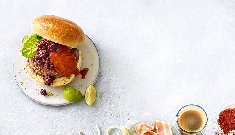 In einen Espresso-Bacon-Jam gehören unter anderem Ahornsirup und Whisky. Das konzentrierte Geschmackserlebnis passt als Topping zu Sandwich, Burger oder Steak.