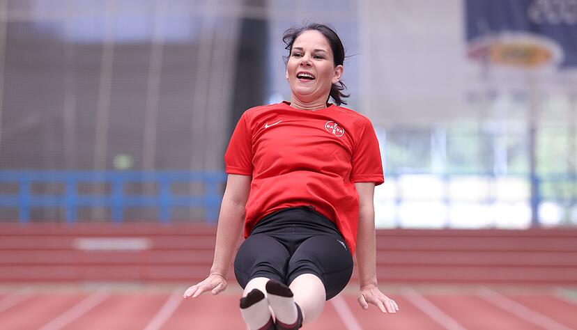 Volle Sprungkraft voraus - die Außenministerin zu Besuch in Leverkusen. Volle Sprungkraft voraus - die Außenministerin zu Besuch in Leverkusen.