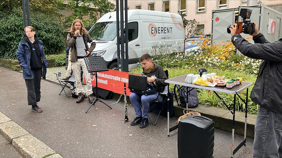 Die Klimaaktivisten aus Heilbronn protestieren gegen ein Gerichtsurteil gegen fünf ihrer Mitglieder. Die Klimaaktivisten aus Heilbronn protestieren gegen ein Gerichtsurteil gegen fünf ihrer Mitglieder.