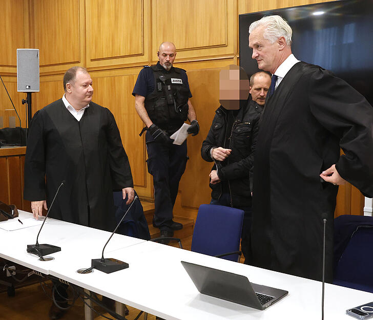 Nach Auffassung der Richter hat der dreifache Familienvater aus Seckach am 7. Januar 2025 um 17.43 Uhr im Pausenraum der Bad Friedrichshaller Zahnradfabrik Hänel zwei seiner Kollegen erschossen und einen weiteren schwer verletzt.
