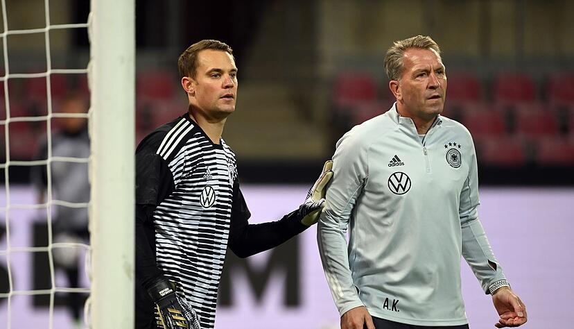 Lange Verbindung: Manuel Neuer (l) und der langj&auml;hrige Bundestorwarttrainer Andreas K&ouml;pke. (Archivbild)