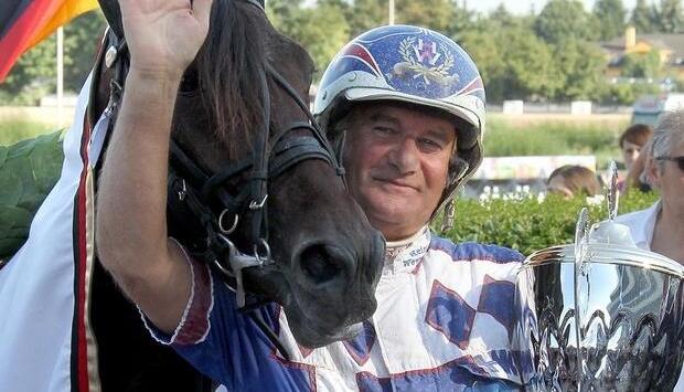 Heinz Wewering gewinnt mit seinem Pferd "Unikum" das 115. Deutsche Traber Derby.