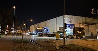 Um aus dem Lager herauszufahren, muss der Schwertransport rückwärts herausrangieren. Auf der Straße ist kein Platz zum Wenden und Einschlagen.