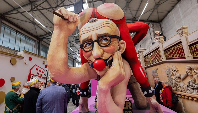 Bundeskanzler Friedrich Merz f&auml;hrt in einer &laquo;Sado-Maso-Regierungs-Show&raquo; im K&ouml;lner Rosenmontagszug mit.