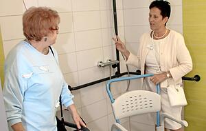 DfM-Regionalleiterin Karin Krebs stellte gestern, am Tag der offenen T&uuml;r, den Besuchern die Zimmer mit Sanit&auml;rbereich vor.