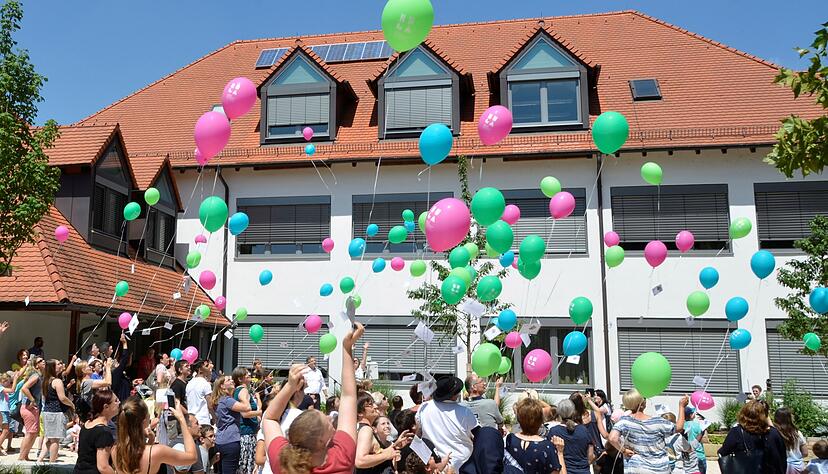 Anl&auml;sslich der Schulhofumgestaltung vor zwei Jahren lie&szlig;en die G&auml;ste der Hermann-Herzog-Schule Luftballons steigen. Jetzt wird wieder gefeiert. Foto: privat