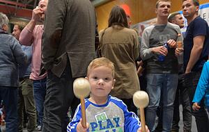 Dieser kleine Mann trommelt wie ein Großer und fiebert mit den Ringern mit. Dieser kleine Mann trommelt wie ein Großer und fiebert mit den Ringern mit.