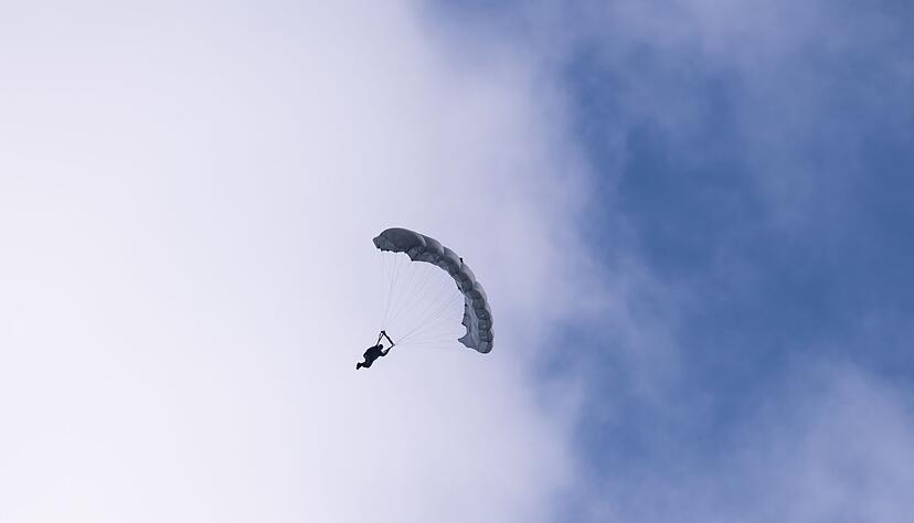 Der ge&uuml;bte Fallschirmspringer erlitt schwere Verletzungen. (Symbolbild)