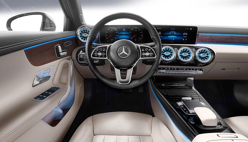 Bedienung am Lenkrad: Der Wählhebel für die Automatik ist in diesem Mercedes am Lenkrad untergebracht.