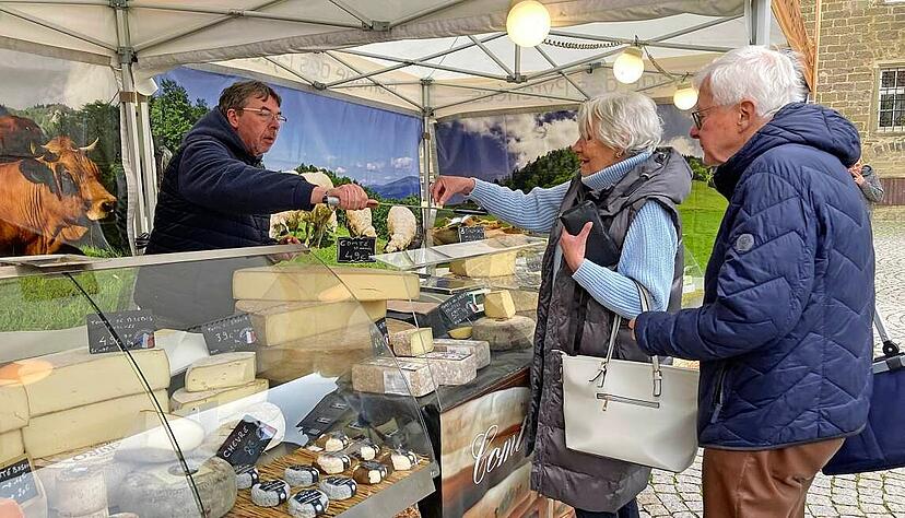 Steffen und Regine Pferdmenges kaufen franz&ouml;sischen K&auml;se am Stand von Stephane. Der K&auml;se erinnert sie an Urlaube in Frankreich.
Foto: Yvonne Tscherwitschke