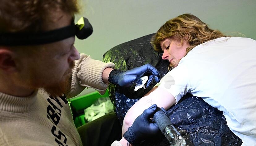 Der Tätowierer «Happy Tears» tätowierte unter anderem eine Wahlhelferin. Der Tätowierer «Happy Tears» tätowierte unter anderem eine Wahlhelferin.