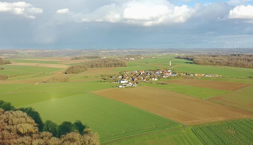 Blick von ein paar Meter unterhalb der Nabenh&ouml;he von geplanten Windr&auml;dern auf Seidelklingen. Links der Bildmitte sollen weitere Windr&auml;der entstehen.