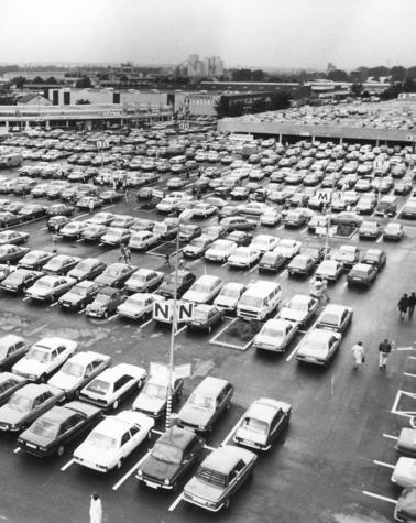 Der Parkplatz ist bis auf den letzten Platz besetzt. Eine Stunde vor Geschäftsöffnung stehen 600 Kunden vor dem Eingang.