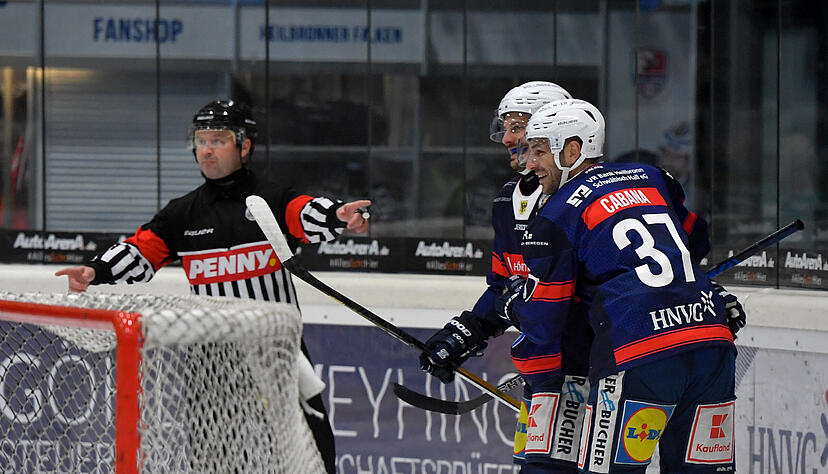 Dicke Kumpels: Falken-Kapitän Freddy Cabana (rechts) und Robin Just. Dicke Kumpels: Falken-Kapitän Freddy Cabana (rechts) und Robin Just.