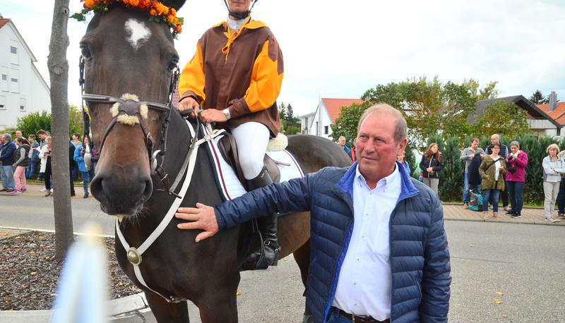 Herbert Flinspach mit der Käsrittsiegerin von 2013, Verena Kölz. Foto: Christian Gleichauf