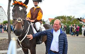 Herbert Flinspach mit der Käsrittsiegerin von 2013, Verena Kölz. Foto: Christian Gleichauf Herbert Flinspach mit der Käsrittsiegerin von 2013, Verena Kölz. Foto: Christian Gleichauf