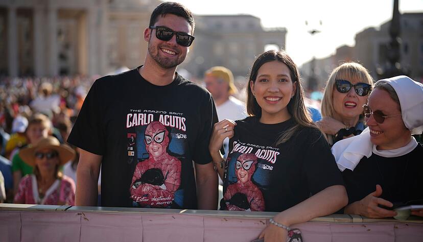 An der Messe nahmen Gläubige aus aller Welt teil. An der Messe nahmen Gläubige aus aller Welt teil.