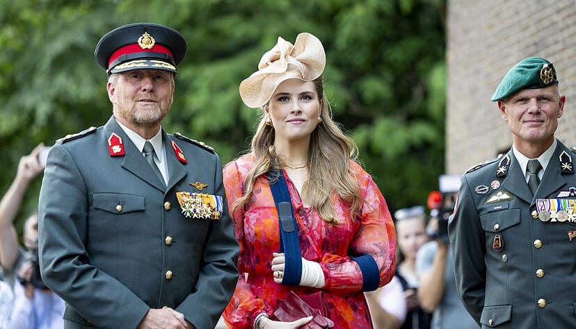 König Willem-Alexander der Niederlande und seine Tochter Prinzessin Amalia treffen auf dem Paradeplatz der Prinz-Bernhard-Kaserne in Amersfoort ein.