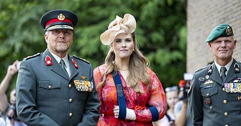 König Willem-Alexander der Niederlande und seine Tochter Prinzessin Amalia treffen auf dem Paradeplatz der Prinz-Bernhard-Kaserne in Amersfoort ein.