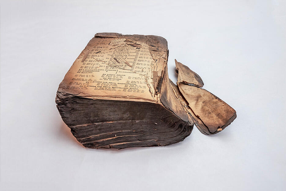 Die Bibel, aufbewahrt in einem kleinen Kästchen "ähnlich einer Schmuckschatulle", wurde zu einer "Familienreliquie" gegen das Vergessen. Die Bibel, aufbewahrt in einem kleinen Kästchen "ähnlich einer Schmuckschatulle", wurde zu einer "Familienreliquie" gegen das Vergessen.