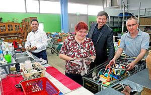 Jörg Kiefer (von links), Birgit S., Gerald Bürkert und Oliver Kraus in der Spülstraße. Hier werden gespendete Waren gewaschen, bevor sie in den Verkauf gehen. Geflüchtete aus der Ukraine bekommen 20-Euro-Gutscheine für den Einkauf. Jörg Kiefer (von links), Birgit S., Gerald Bürkert und Oliver Kraus in der Spülstraße. Hier werden gespendete Waren gewaschen, bevor sie in den Verkauf gehen. Geflüchtete aus der Ukraine bekommen 20-Euro-Gutscheine für den Einkauf.