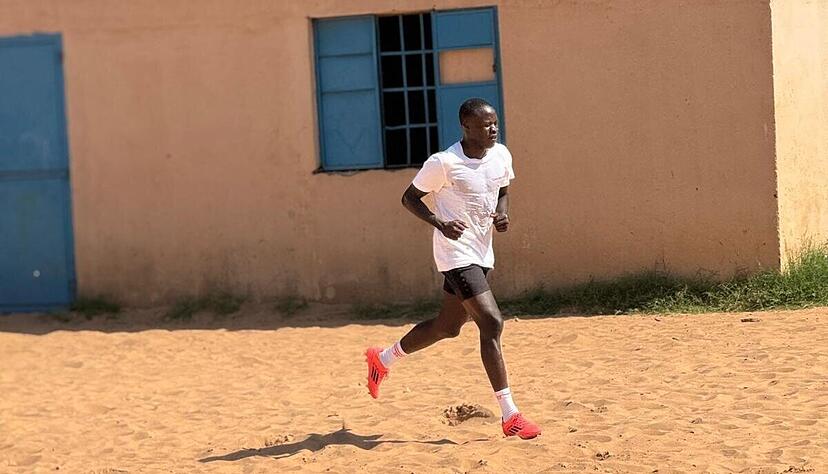 Ousainou „Ousi“ Danso versucht, sich nach seiner Abschiebung in seine Heimat Gambia selbst fit zu halten, damit er direkt wieder bei der SSV Schwäbisch Hall einsteigen kann, wenn er nach Deutschland zurückkehren darf. Ousainou „Ousi“ Danso versucht, sich nach seiner Abschiebung in seine Heimat Gambia selbst fit zu halten, damit er direkt wieder bei der SSV Schwäbisch Hall einsteigen kann, wenn er nach Deutschland zurückkehren darf.