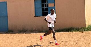 Ousainou „Ousi“ Danso versucht, sich nach seiner Abschiebung in seine Heimat Gambia selbst fit zu halten, damit er direkt wieder bei der SSV Schwäbisch Hall einsteigen kann, wenn er nach Deutschland zurückkehren darf.