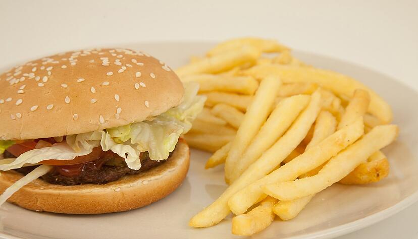 Burger oder Pommes sind nicht nur zur EM 2024 beliebt.