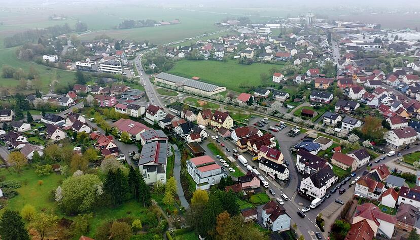 Auf einer gut zwei Kilometer langen Strecke kriechen im Berufsverkehr die Autos von der B19 durch Kupferzell Richtung K&uuml;nzelsau.