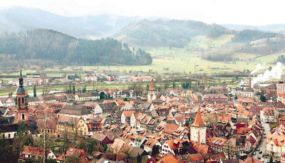 Die 11 000 Einwohner am Ufer der Kinzig bauen f&uuml;r ihre wesentliche Einnahmequelle im Tourismus fest auf die Sch&ouml;nheiten ihrer Stadt.
          Foto: lsw