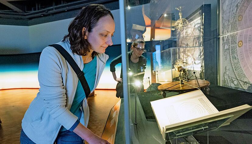 Bis heute ist noch nicht alles über die Sonne bekannt. In der neuen Sonderausstellung in der Experimenta kann man aber schon viel über den Himmelskörper und den Umgang der Menschen mit ihm erfahren.
Fotos: Mario Berger Bis heute ist noch nicht alles über die Sonne bekannt. In der neuen Sonderausstellung in der Experimenta kann man aber schon viel über den Himmelskörper und den Umgang der Menschen mit ihm erfahren.
Fotos: Mario Berger