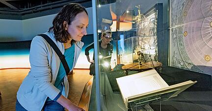 Bis heute ist noch nicht alles über die Sonne bekannt. In der neuen Sonderausstellung in der Experimenta kann man aber schon viel über den Himmelskörper und den Umgang der Menschen mit ihm erfahren.
Fotos: Mario Berger